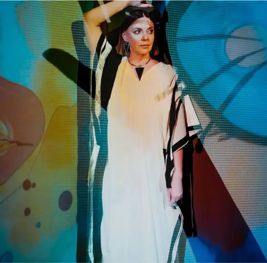 За рамки картин