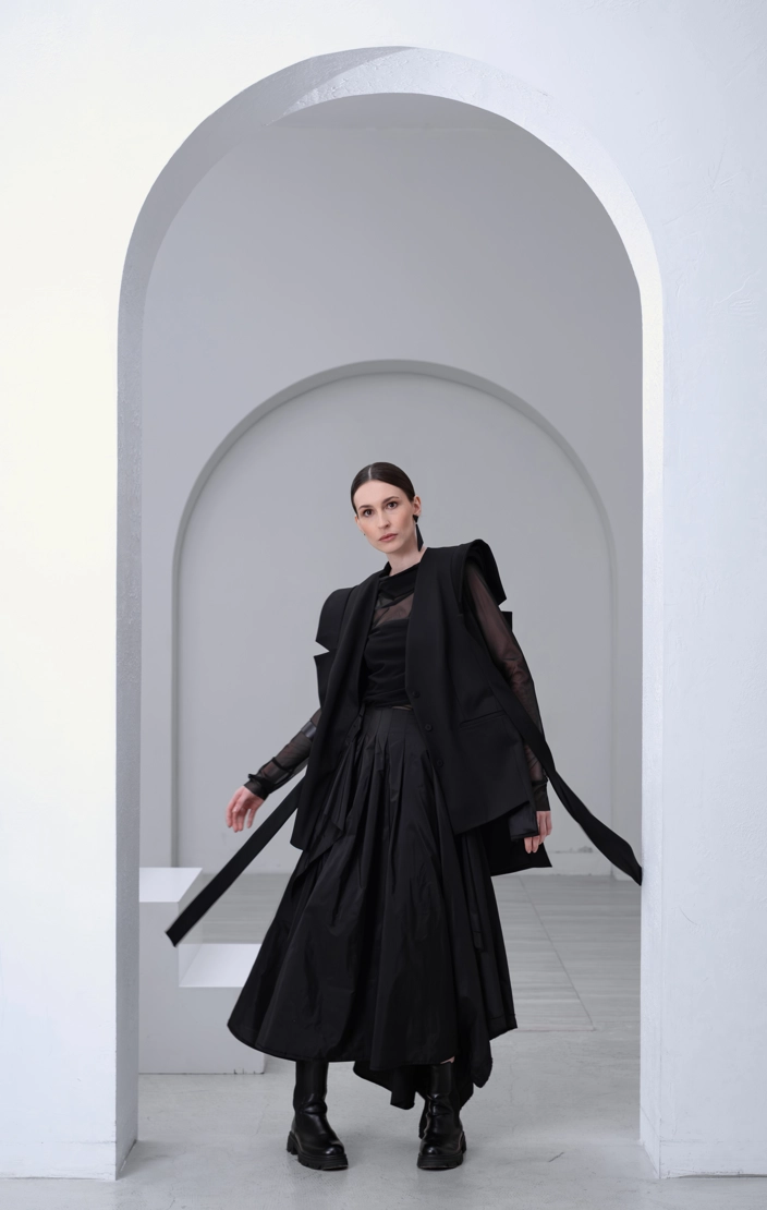 Жилет с декоративными лацканами Жилет с декоративными лацканами